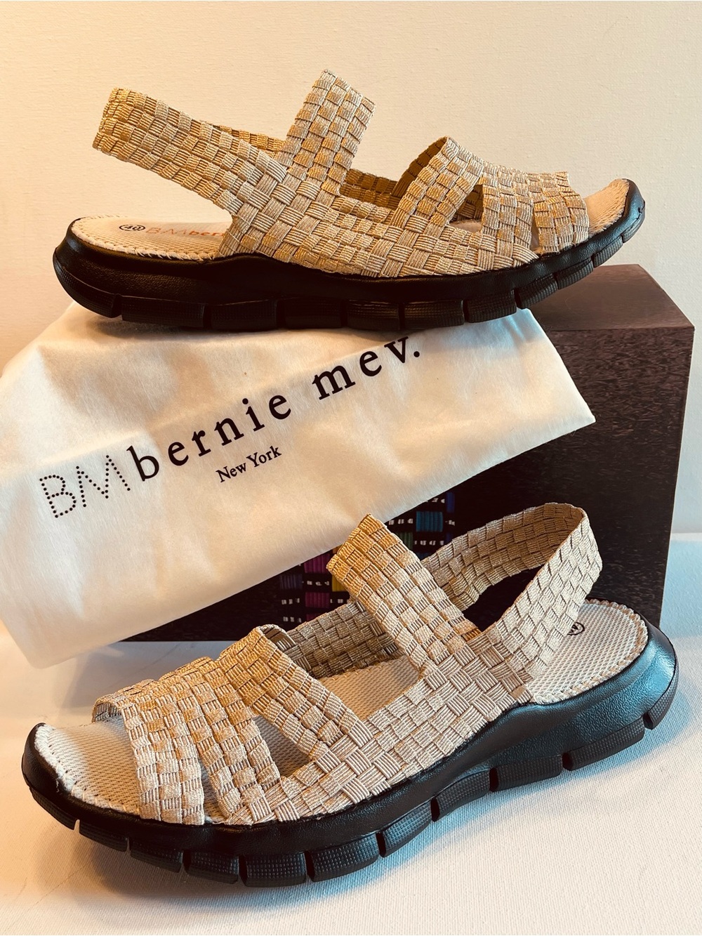 NIB BERNIE MEV NEW YORK CINDY SLING BACK SANDAL LT GOLD WOMENS SZ 9